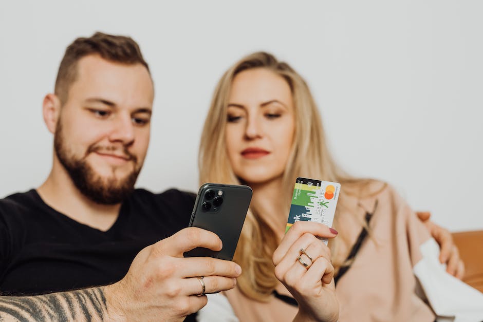 Bild zeigt Online-Kreditkartenzahlung, kontaktloses Bezahlen digitaler Kauf mit Kreditkarte